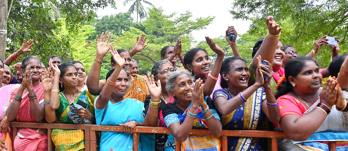 Huge Crowd  At CM YS Jagans Amalapuram Public Meeting - Sakshi38