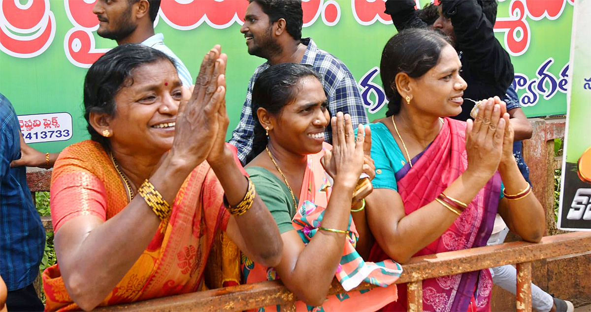 Huge Crowd  At CM YS Jagans Amalapuram Public Meeting - Sakshi5