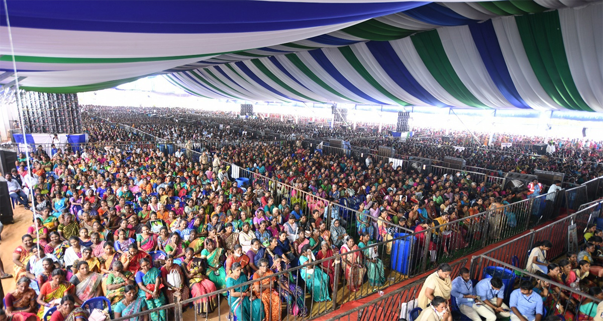 Huge Crowd  At CM YS Jagans Amalapuram Public Meeting - Sakshi6