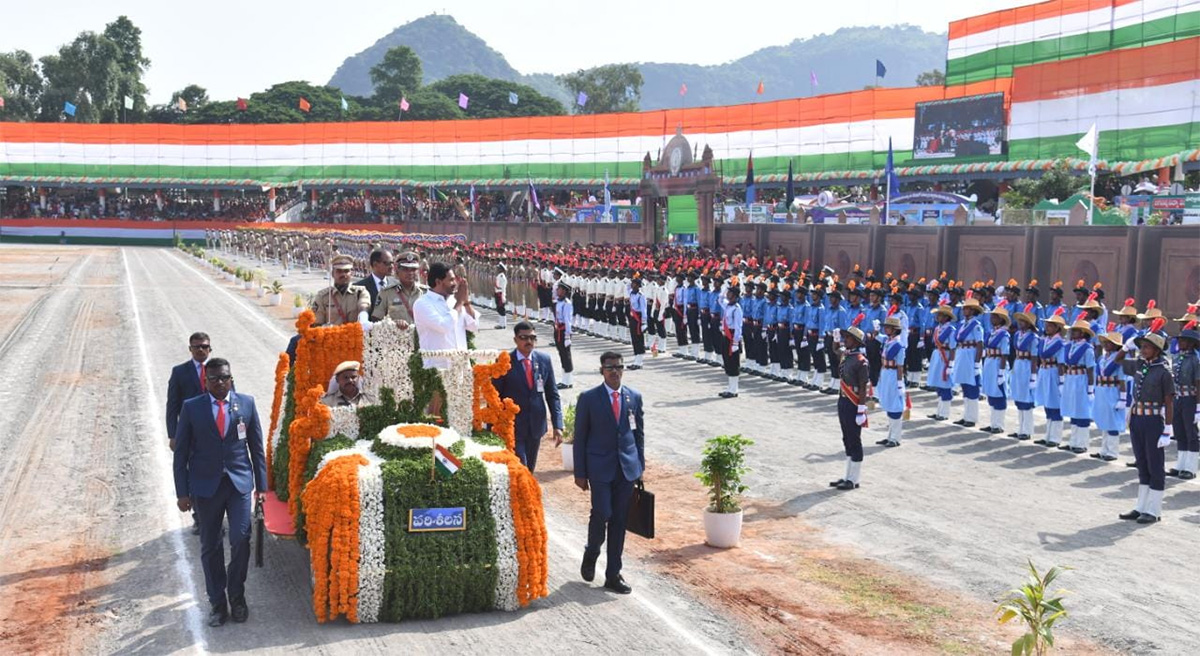 independence daycm jagan hoists national flag indira gandhi municipal Photos - Sakshi10