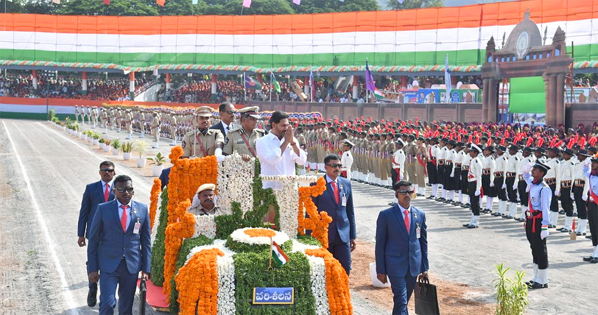 independence daycm jagan hoists national flag indira gandhi municipal Photos - Sakshi11