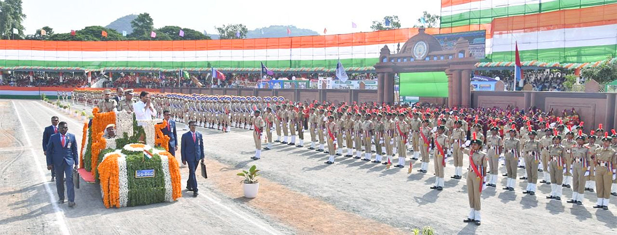 independence daycm jagan hoists national flag indira gandhi municipal Photos - Sakshi12