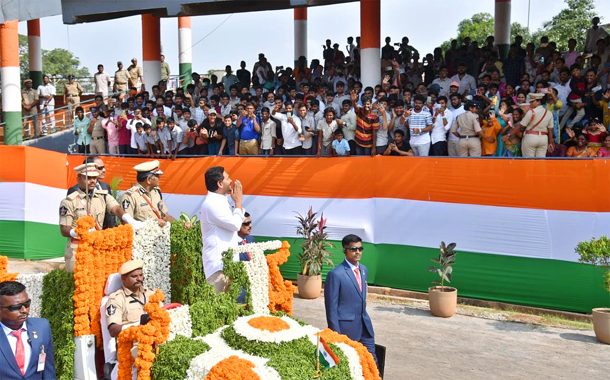 independence daycm jagan hoists national flag indira gandhi municipal Photos - Sakshi14