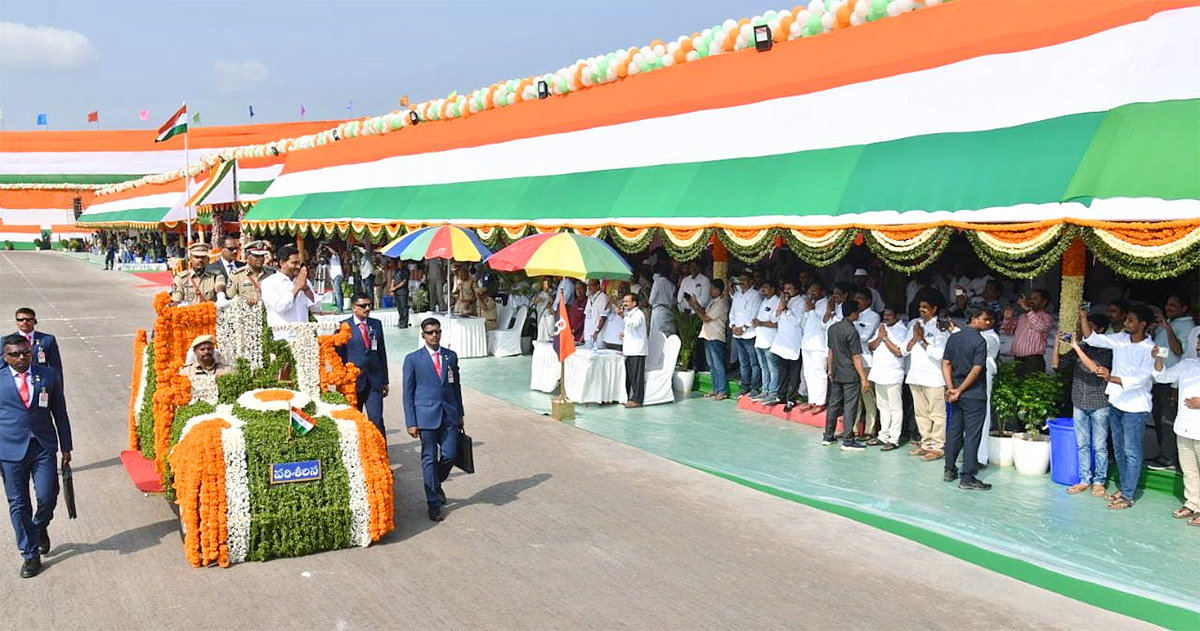 independence daycm jagan hoists national flag indira gandhi municipal Photos - Sakshi16