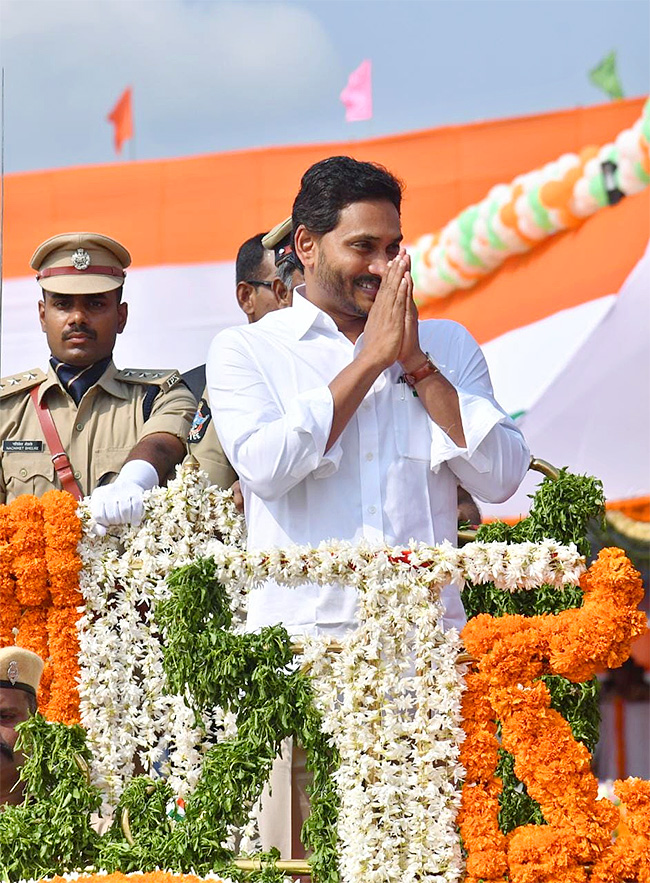 independence daycm jagan hoists national flag indira gandhi municipal Photos - Sakshi17