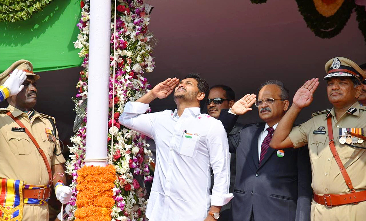 independence daycm jagan hoists national flag indira gandhi municipal Photos - Sakshi18