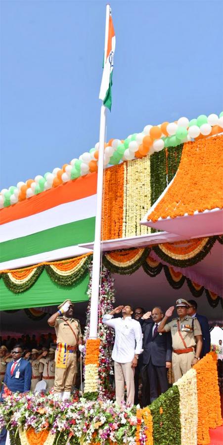 independence daycm jagan hoists national flag indira gandhi municipal Photos - Sakshi19