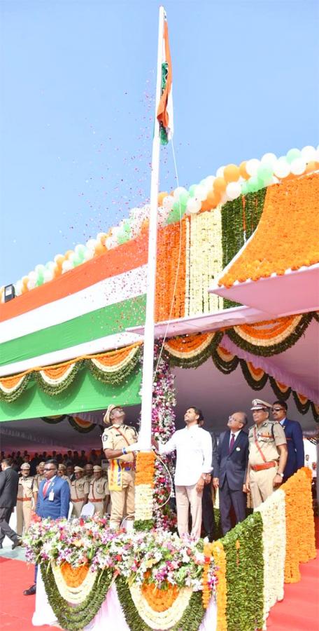 independence daycm jagan hoists national flag indira gandhi municipal Photos - Sakshi2