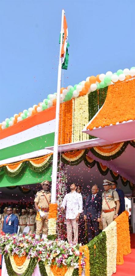 independence daycm jagan hoists national flag indira gandhi municipal Photos - Sakshi21