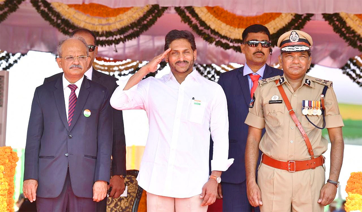 independence daycm jagan hoists national flag indira gandhi municipal Photos - Sakshi3