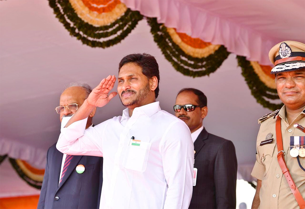 independence daycm jagan hoists national flag indira gandhi municipal Photos - Sakshi4