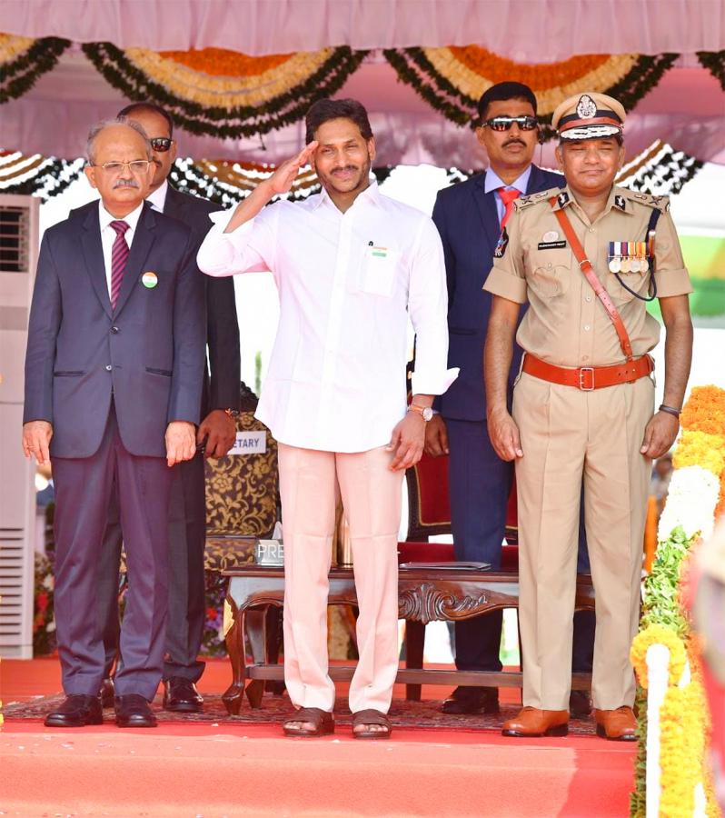 independence daycm jagan hoists national flag indira gandhi municipal Photos - Sakshi7