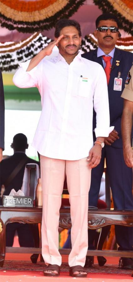 independence daycm jagan hoists national flag indira gandhi municipal Photos - Sakshi8