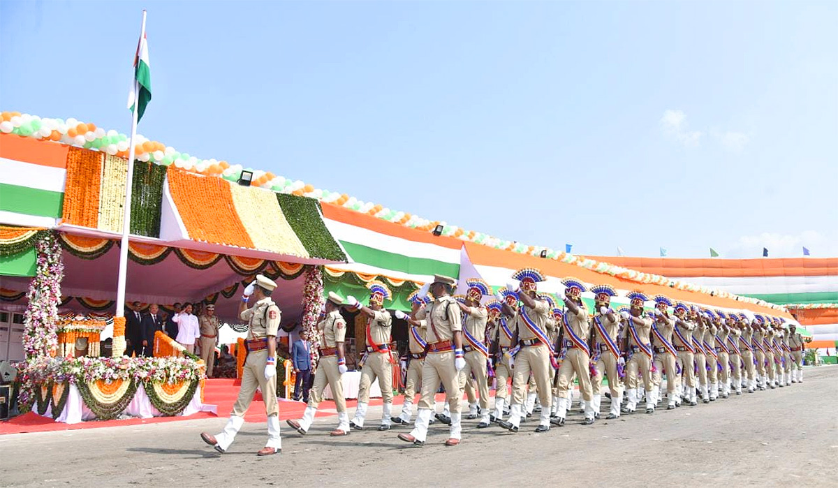 independence daycm jagan hoists national flag indira gandhi municipal Photos - Sakshi9