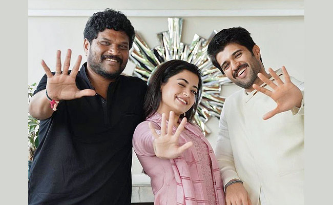 Vijay Deverakonda, Rashmika celebrate 5 years of Geetha Govindam Photos - Sakshi1