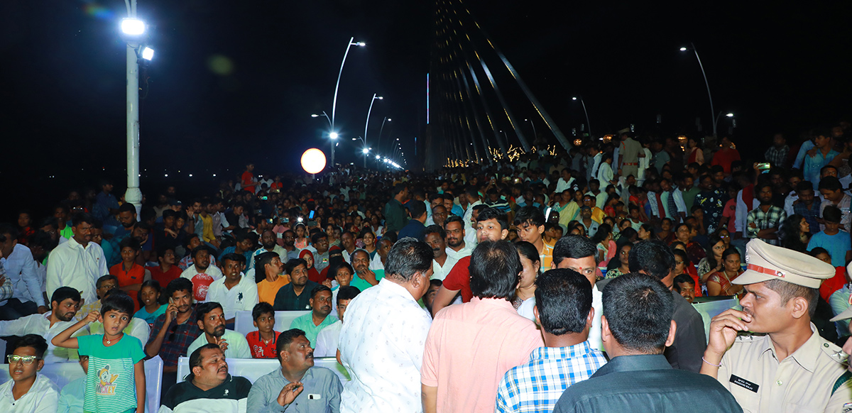 Karimnagar Cable Bridge Cecked up Weekend Masti On Independence Day - Sakshi10