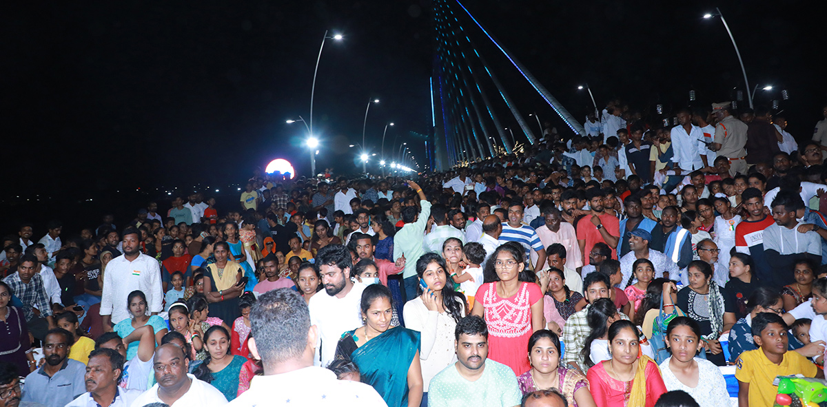 Karimnagar Cable Bridge Cecked up Weekend Masti On Independence Day - Sakshi13