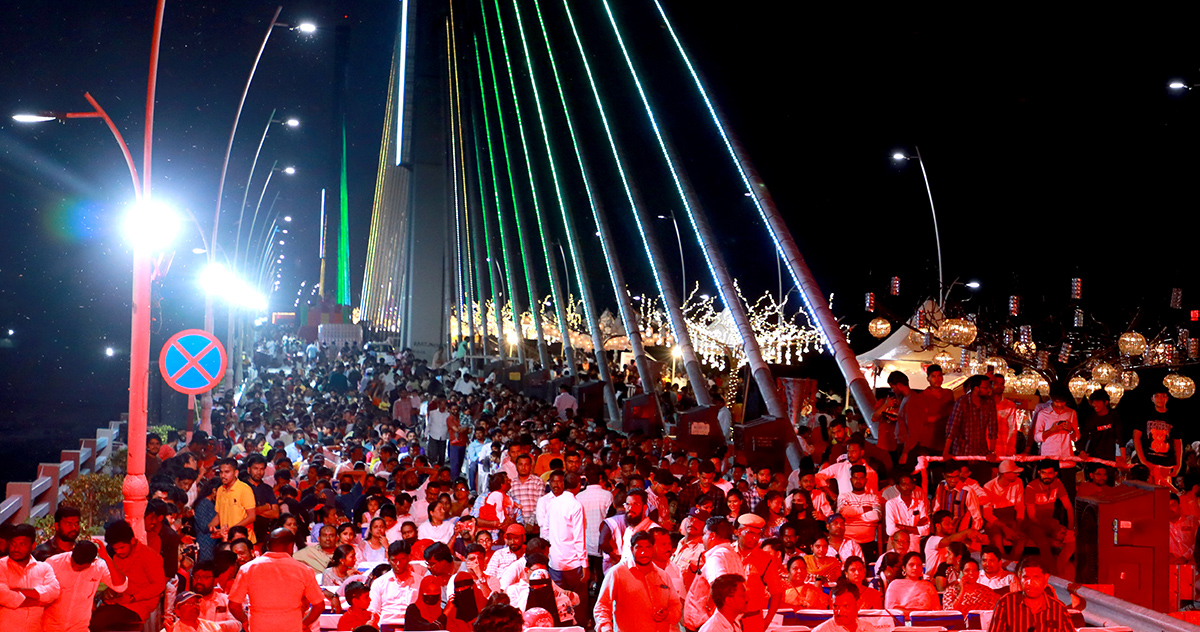 Karimnagar Cable Bridge Cecked up Weekend Masti On Independence Day - Sakshi15