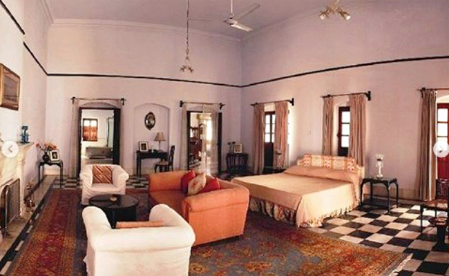 Famous actor saif ali khan expensive bungalow photos - Sakshi11