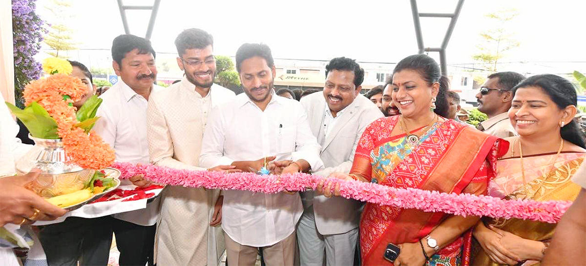 AP CM YS Jagan Inaugurates Hyatt Place Hotel at Vijayawada - Sakshi2