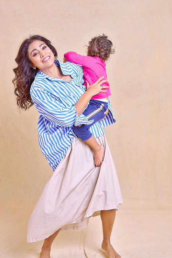 Shriya Saran Gets Candid With Her Daughter Photos - Sakshi10