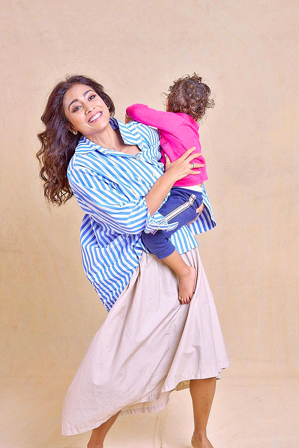 Shriya Saran Gets Candid With Her Daughter Photos - Sakshi13