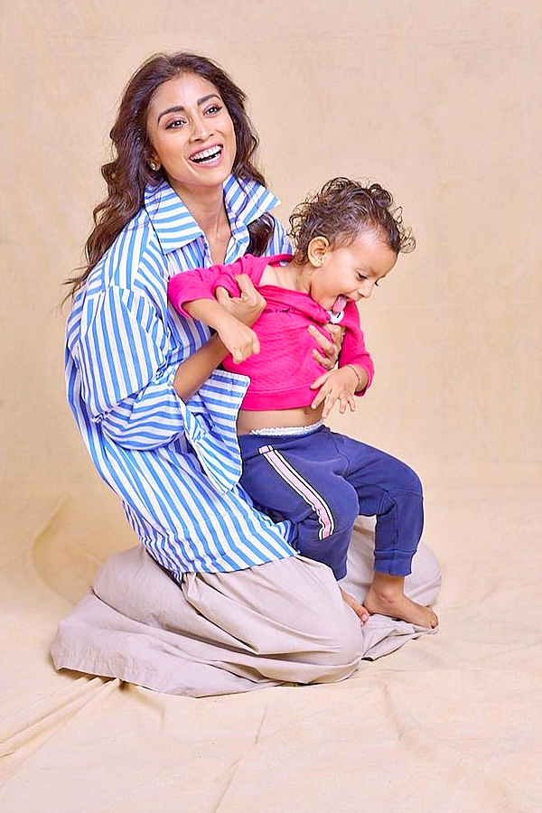 Shriya Saran Gets Candid With Her Daughter Photos - Sakshi15