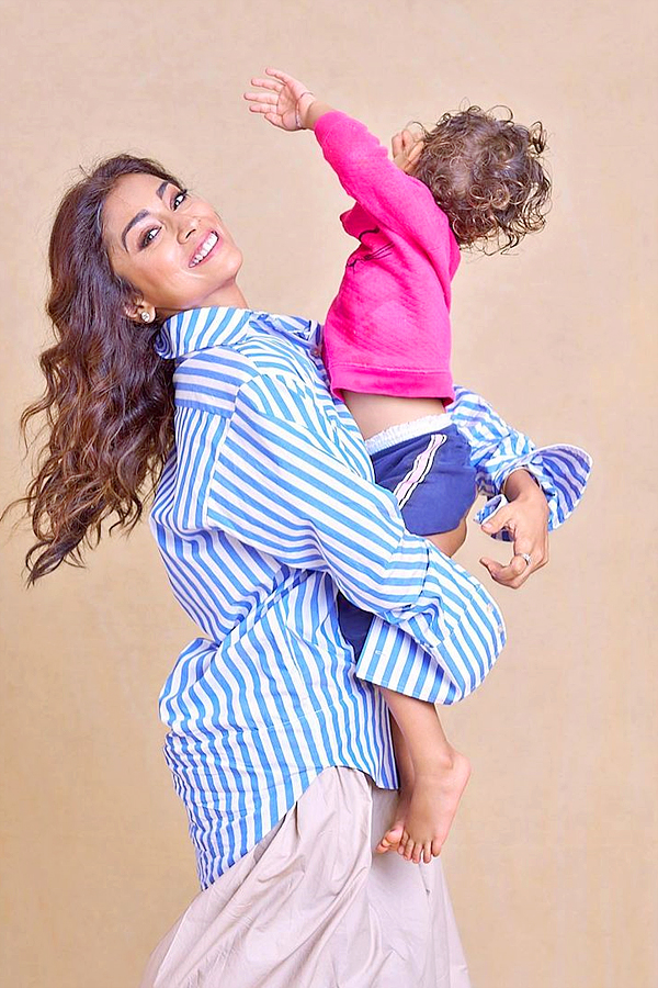 Shriya Saran Gets Candid With Her Daughter Photos - Sakshi16