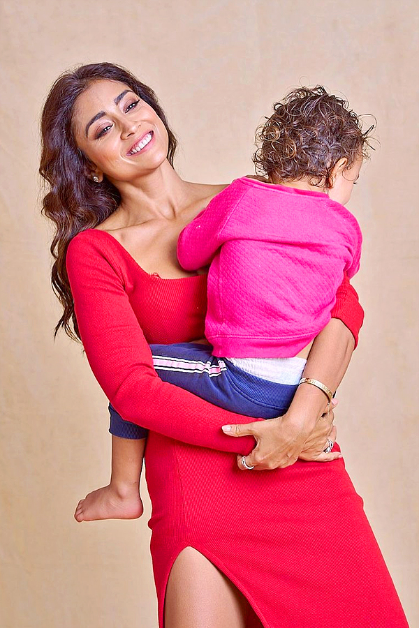 Shriya Saran Gets Candid With Her Daughter Photos - Sakshi4