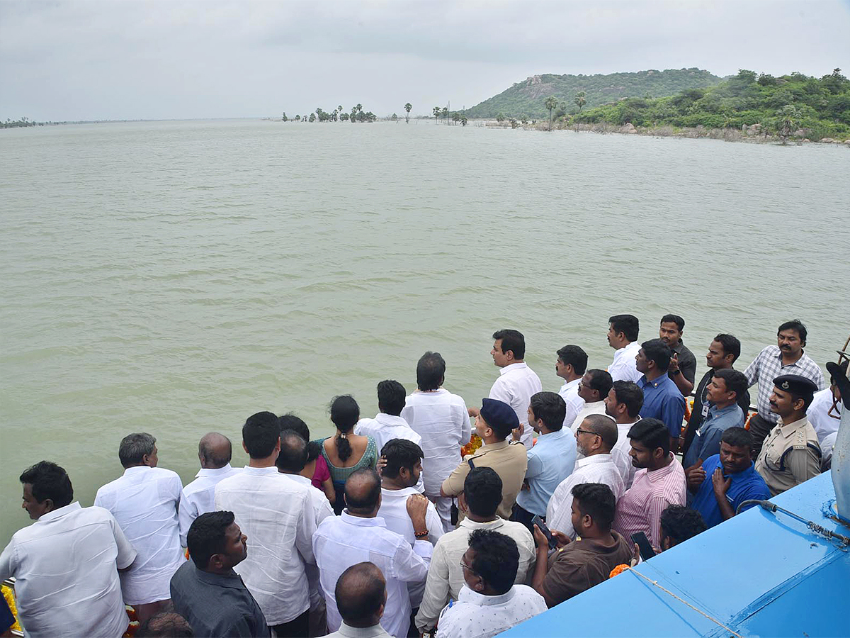 KTR Drives a Boat Launches New Boating Service in Rajanna Sircilla - Sakshi15