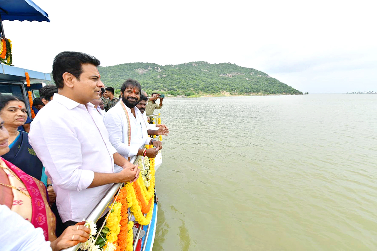 KTR Drives a Boat Launches New Boating Service in Rajanna Sircilla - Sakshi4