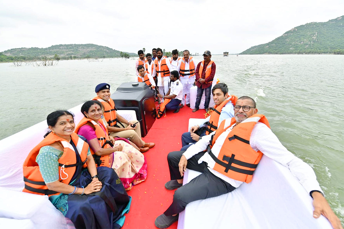 KTR Drives a Boat Launches New Boating Service in Rajanna Sircilla - Sakshi6