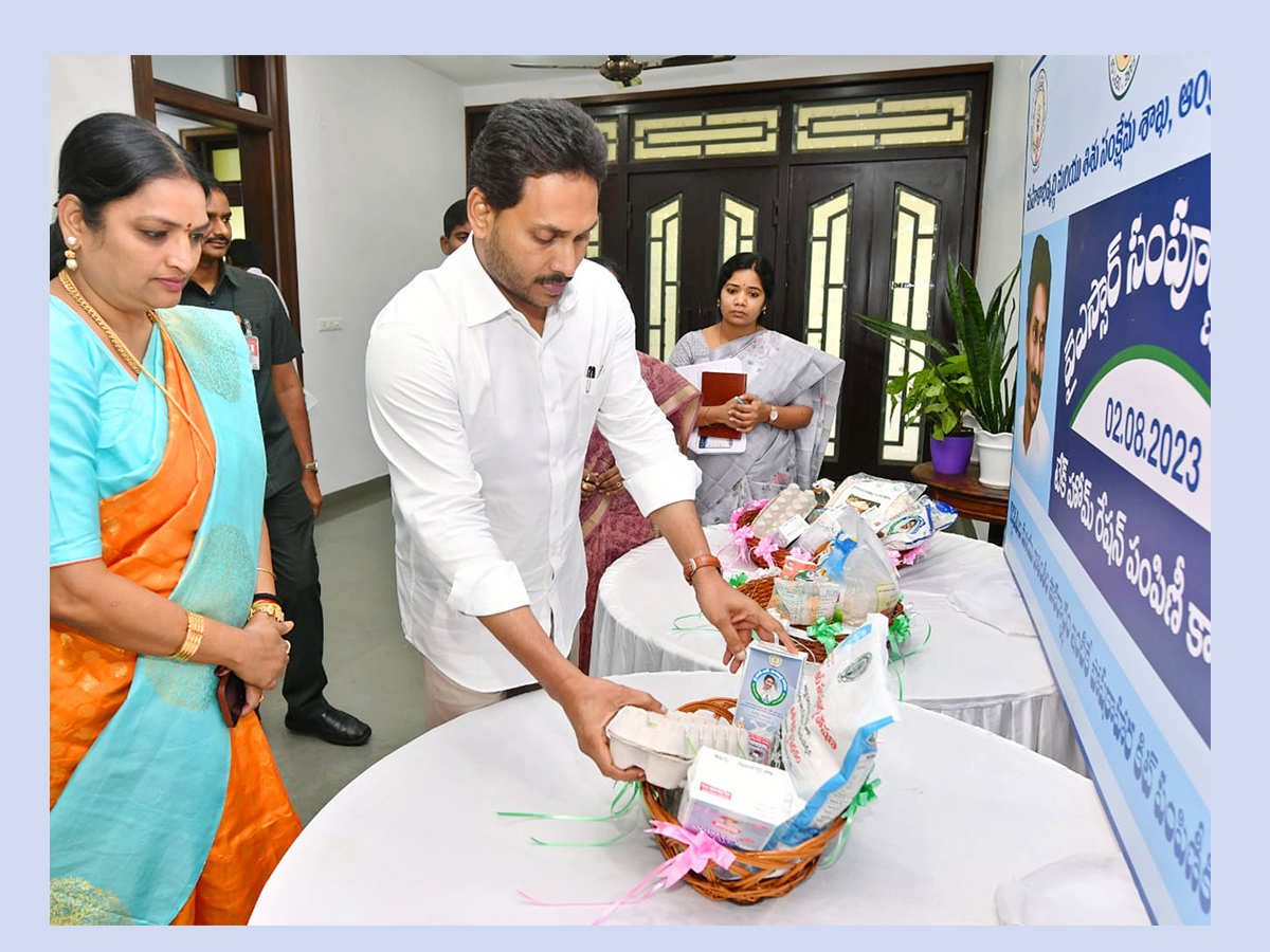 AP CM Jagan handed over YSR Sampoorna Poshana Kits Photos - Sakshi1