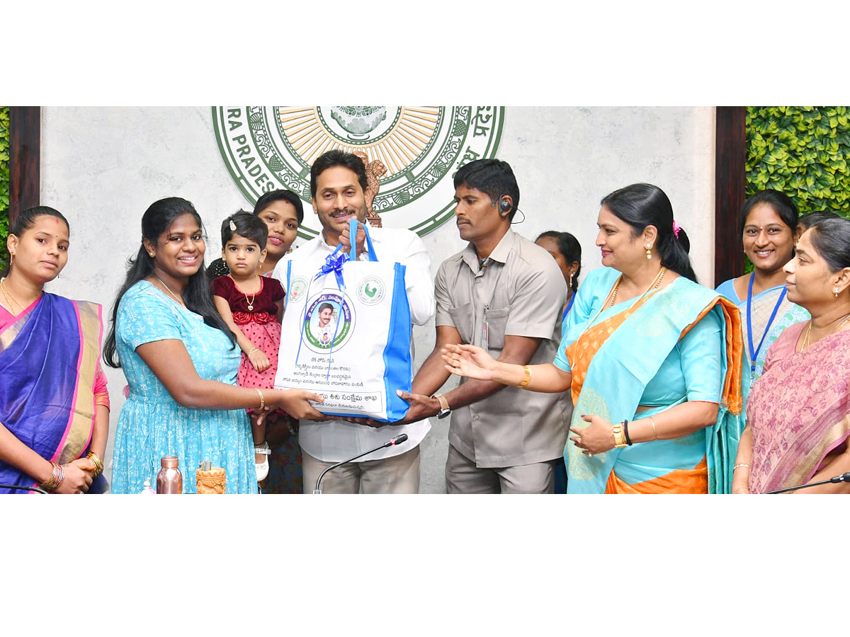 AP CM Jagan handed over YSR Sampoorna Poshana Kits Photos - Sakshi2