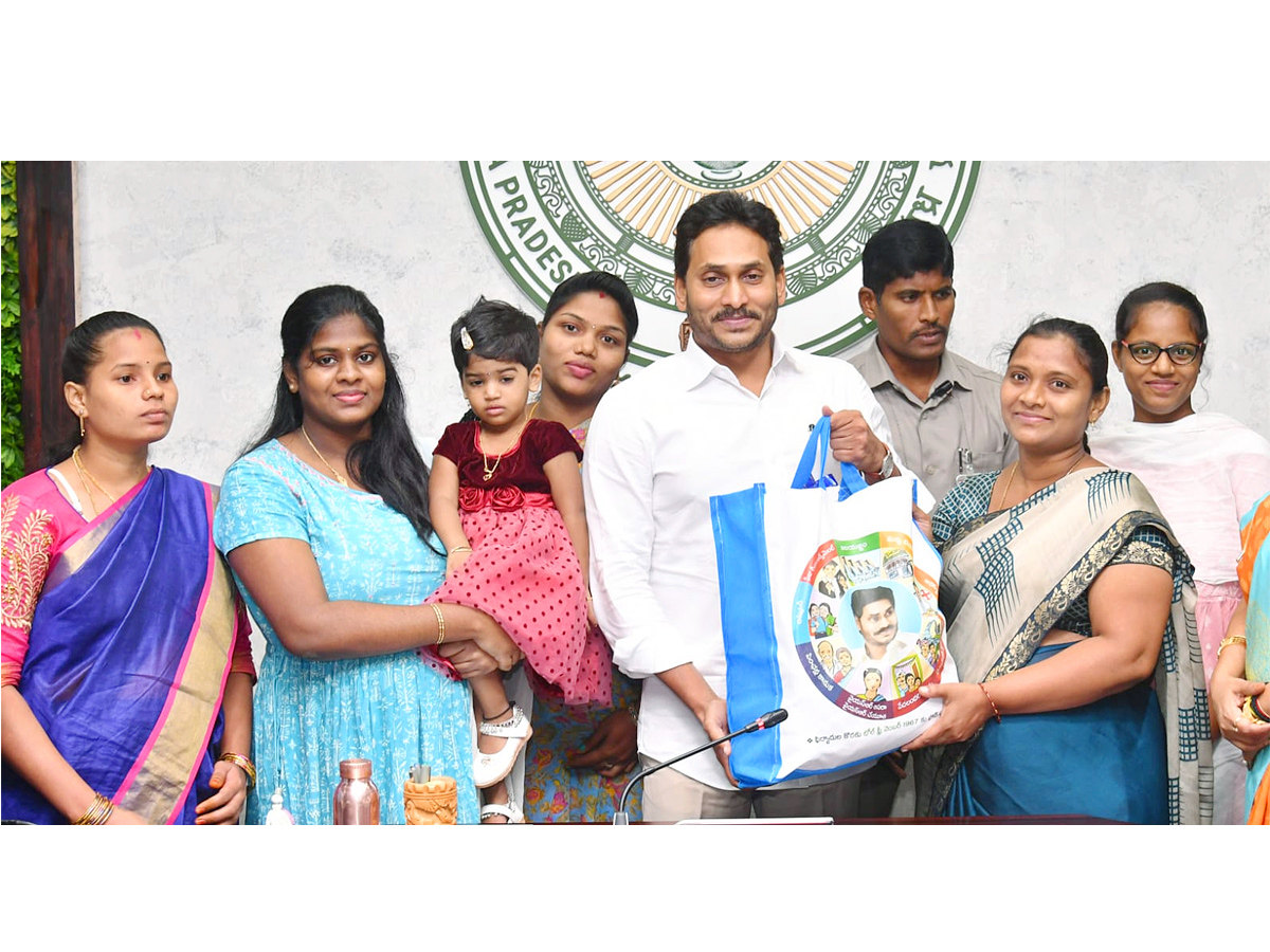 AP CM Jagan handed over YSR Sampoorna Poshana Kits Photos - Sakshi3