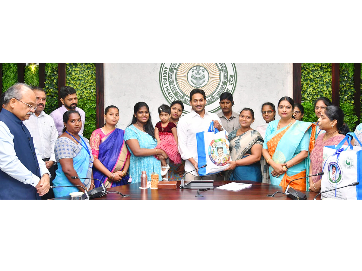 AP CM Jagan handed over YSR Sampoorna Poshana Kits Photos - Sakshi4