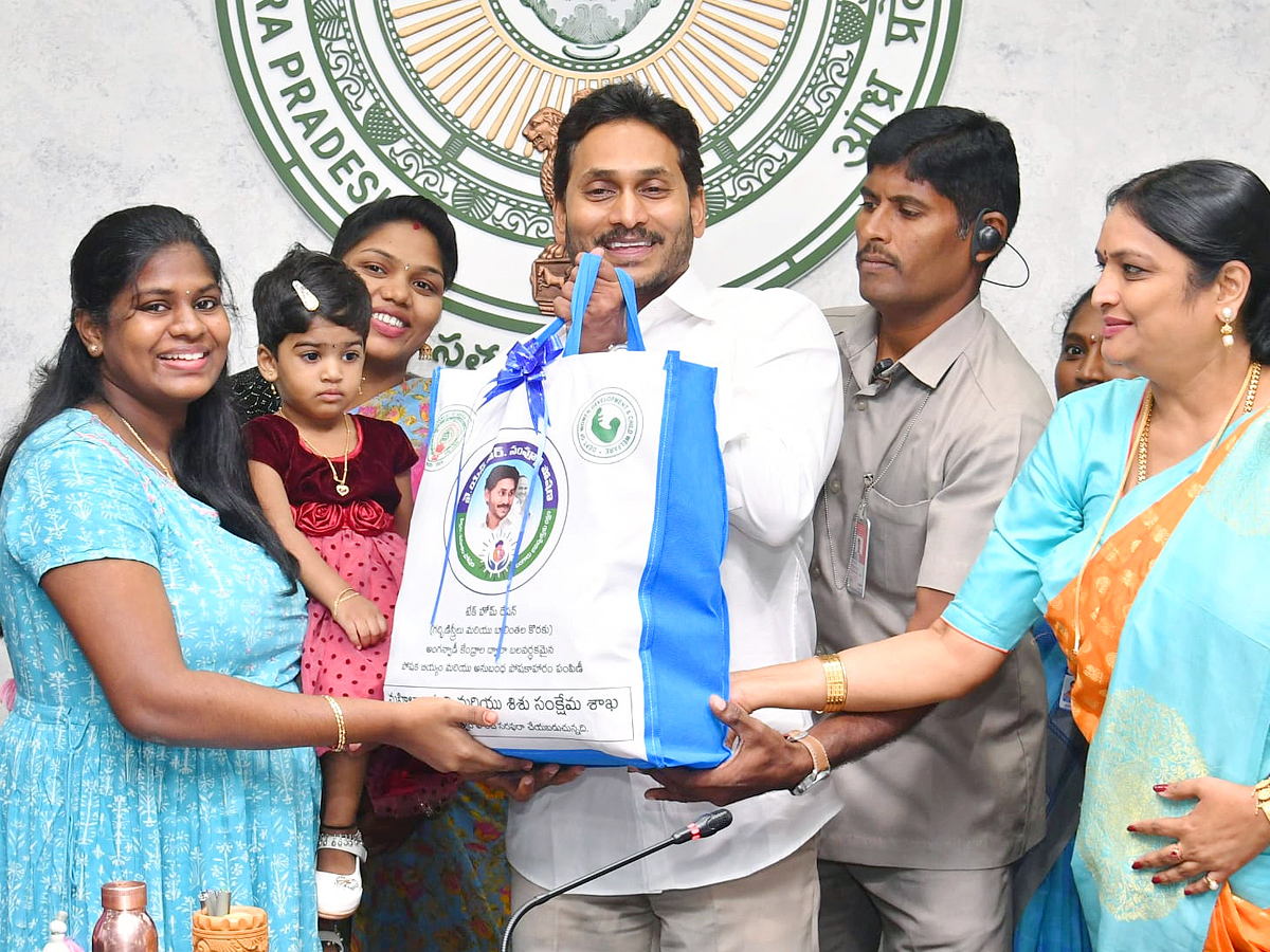 AP CM Jagan handed over YSR Sampoorna Poshana Kits Photos - Sakshi5