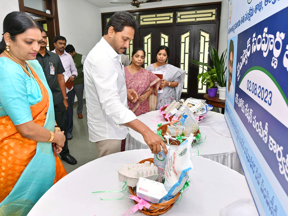 AP CM Jagan handed over YSR Sampoorna Poshana Kits Photos - Sakshi7