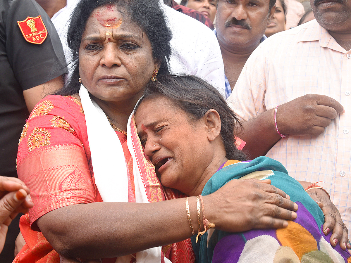 Governor Tamilisai Visits Flood Affected Areas in warangal Pics - Sakshi1