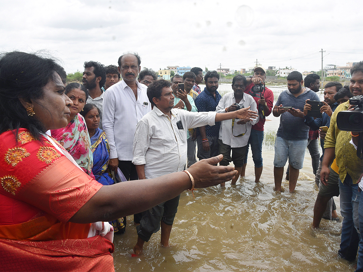 Governor Tamilisai Visits Flood Affected Areas in warangal Pics - Sakshi9