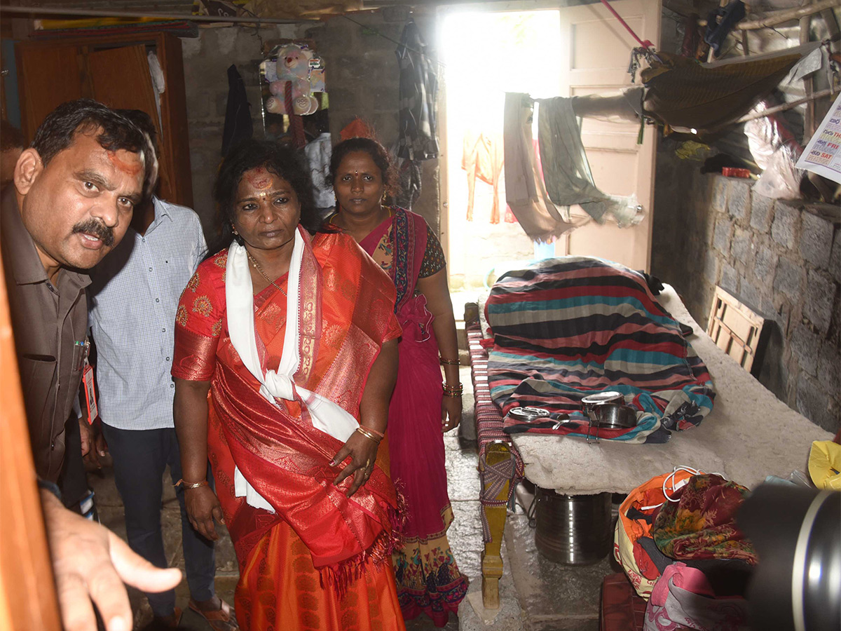 Governor Tamilisai Visits Flood Affected Areas in warangal Pics - Sakshi10