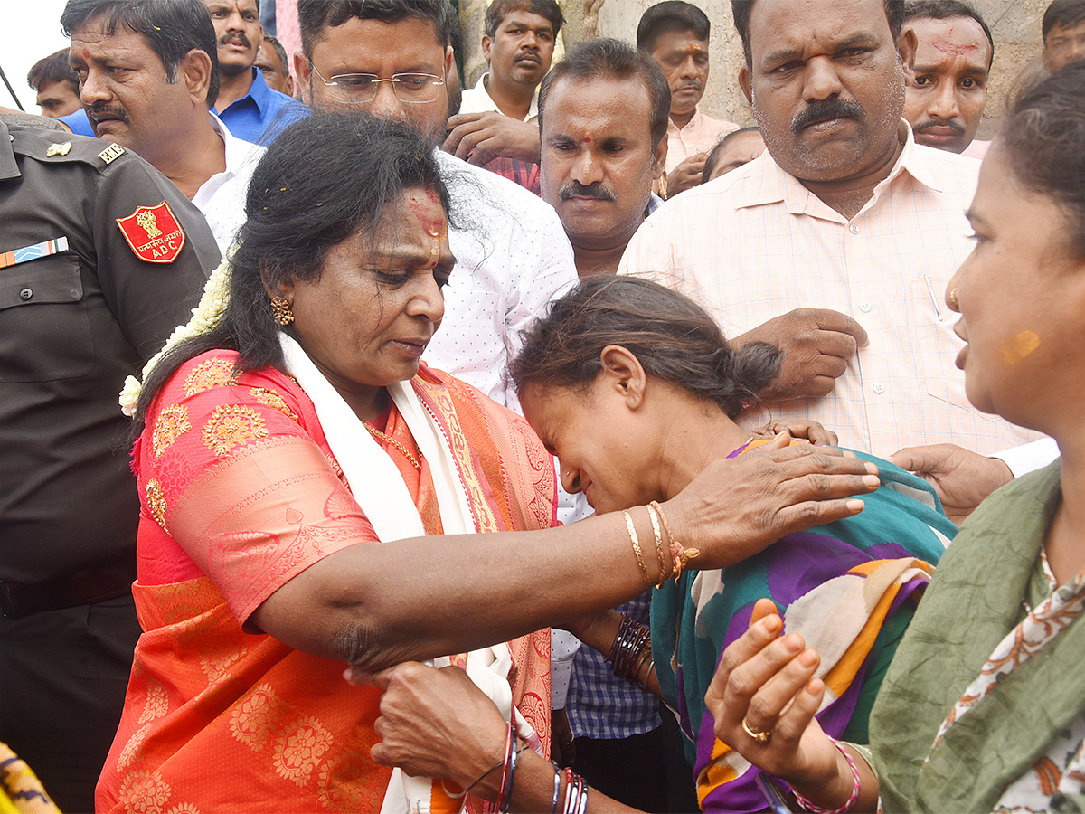 Governor Tamilisai Visits Flood Affected Areas in warangal Pics - Sakshi11