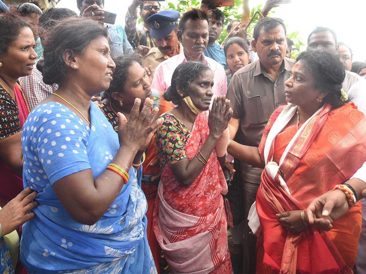 Governor Tamilisai Visits Flood Affected Areas in warangal Pics - Sakshi12