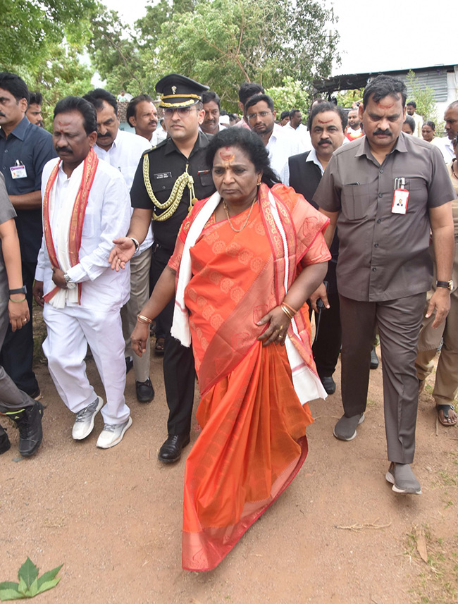 Governor Tamilisai Visits Flood Affected Areas in warangal Pics - Sakshi13