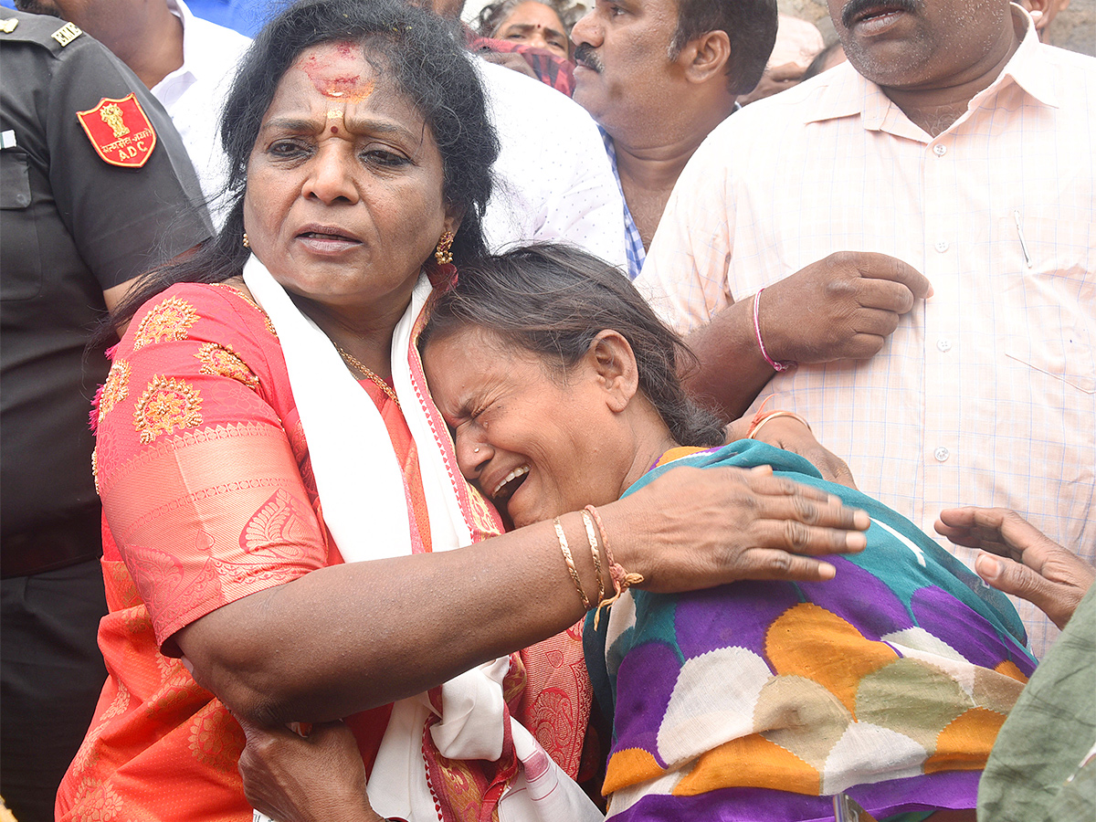 Governor Tamilisai Visits Flood Affected Areas in warangal Pics - Sakshi14