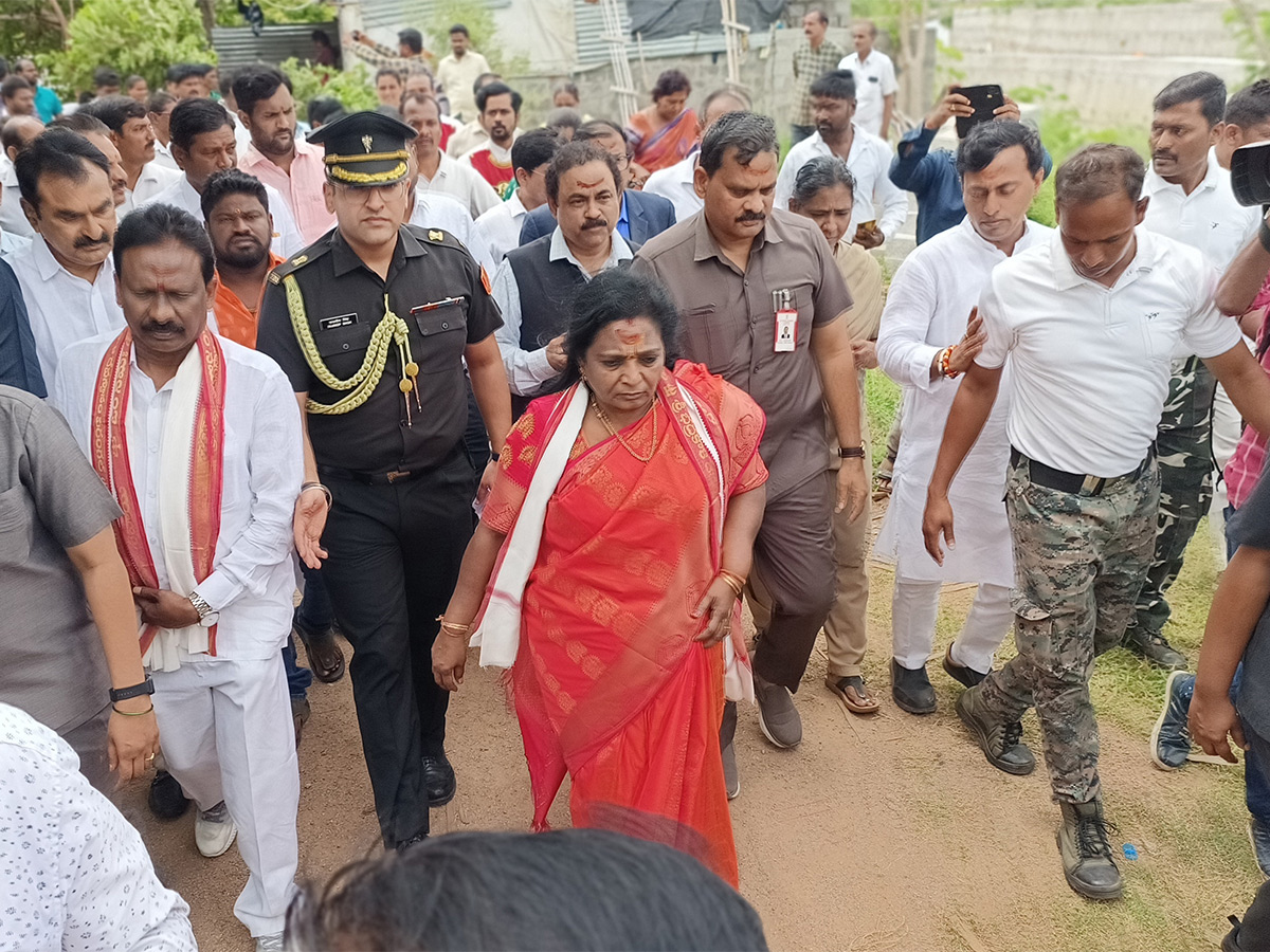 Governor Tamilisai Visits Flood Affected Areas in warangal Pics - Sakshi15