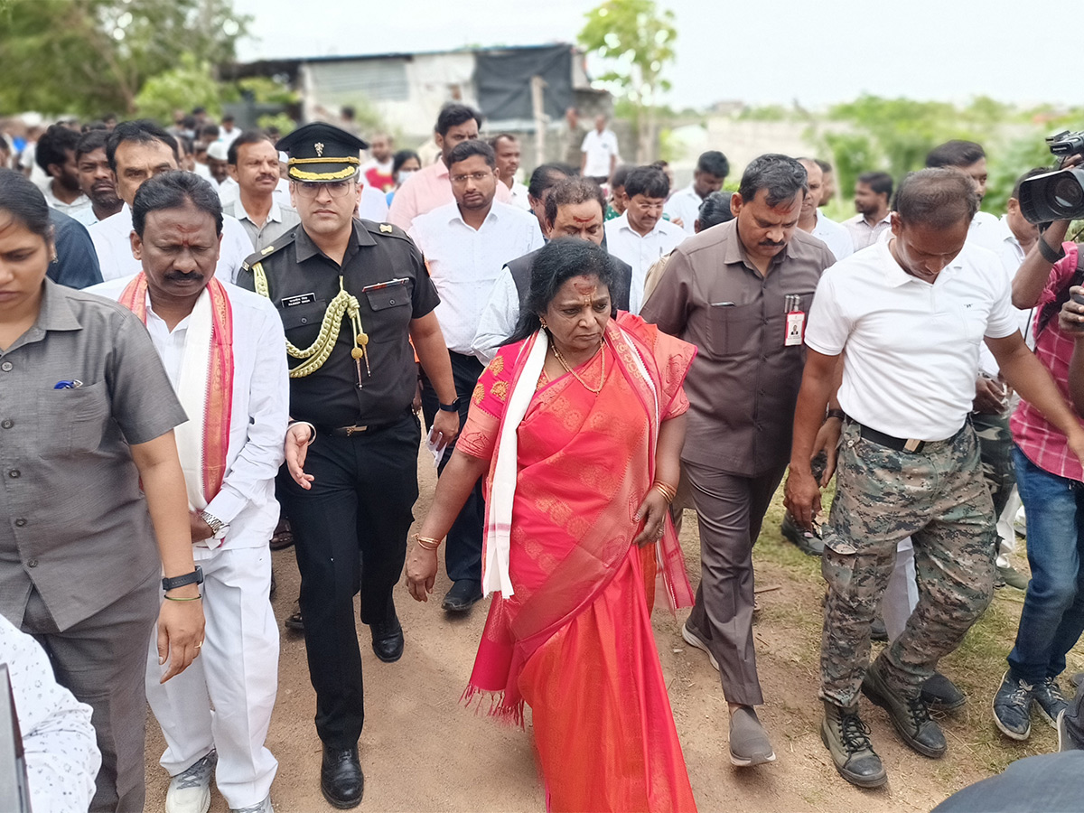 Governor Tamilisai Visits Flood Affected Areas in warangal Pics - Sakshi16