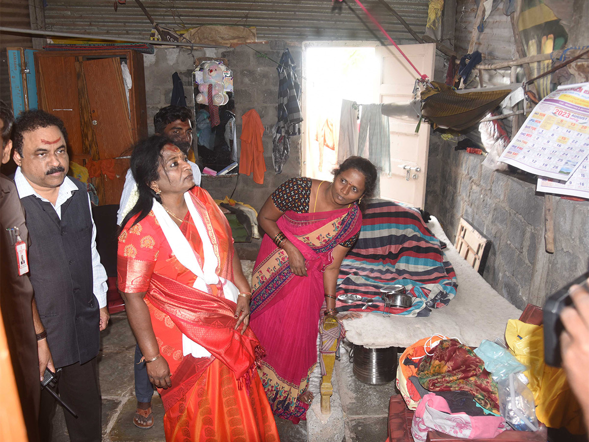 Governor Tamilisai Visits Flood Affected Areas in warangal Pics - Sakshi2