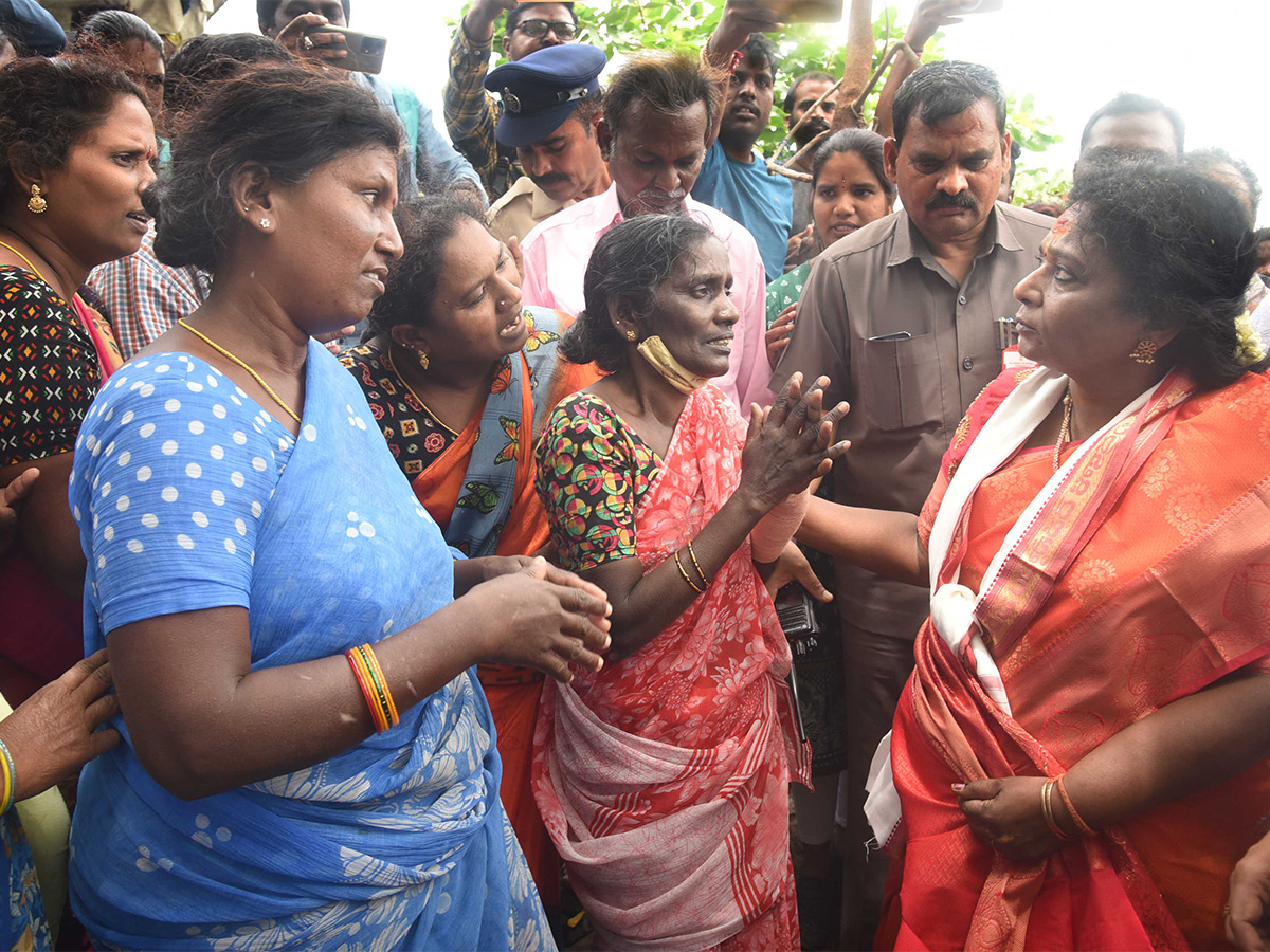 Governor Tamilisai Visits Flood Affected Areas in warangal Pics - Sakshi17