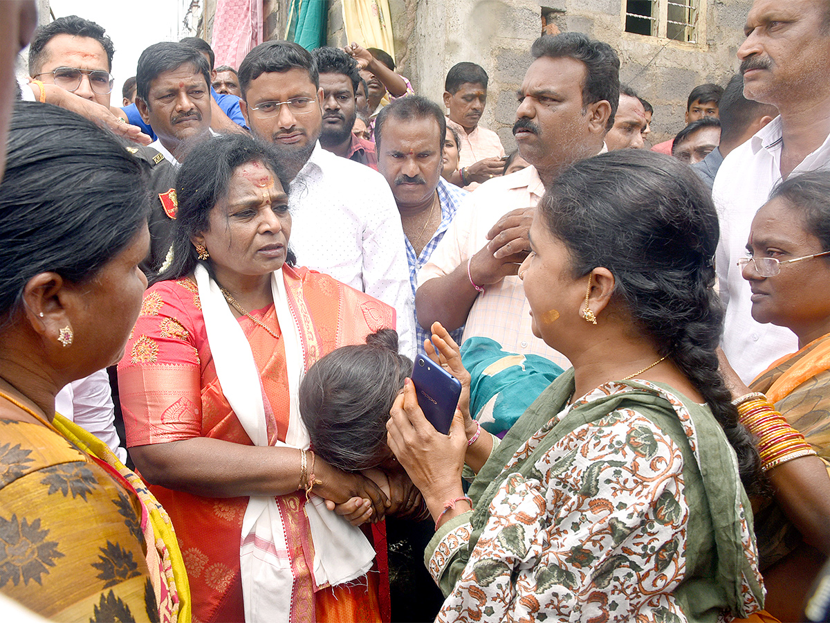 Governor Tamilisai Visits Flood Affected Areas in warangal Pics - Sakshi18